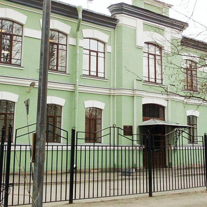 Входная группа Охтинский колледж. 