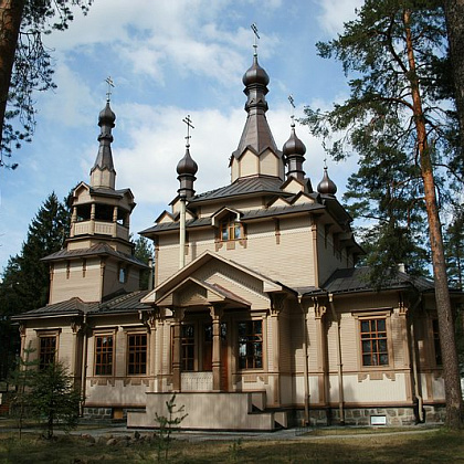 Входная группа Храм преподобного Серафима Саровского в Песочном. 