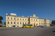Входная группа Железнодорожный вокзал Ораниенбаум 1 (Ломоносовский вокзал). Ломоносов (Петродворцовый район),  Привокзальная площадь,  1, лит. А