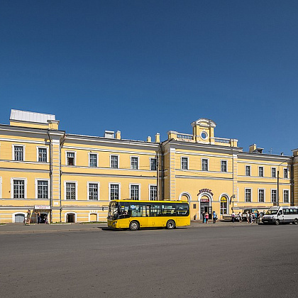 Входная группа Железнодорожный вокзал Ораниенбаум 1 (Ломоносовский вокзал). 