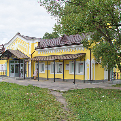 Входная группа Железнодорожная станция Старый Петергоф. 