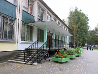 Входная группа Школа № 43 Приморского района. Санкт-Петербург (Приморский район),  Серебристый бульвар,  9, корпус  2