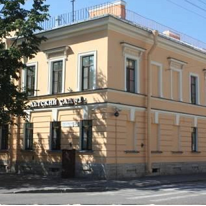 Входная группа Детский сад № 1 Кронштадтского района Красная Шапочка. 
